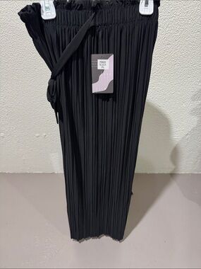 Wide Leg Pleated Pants in Black. DR
